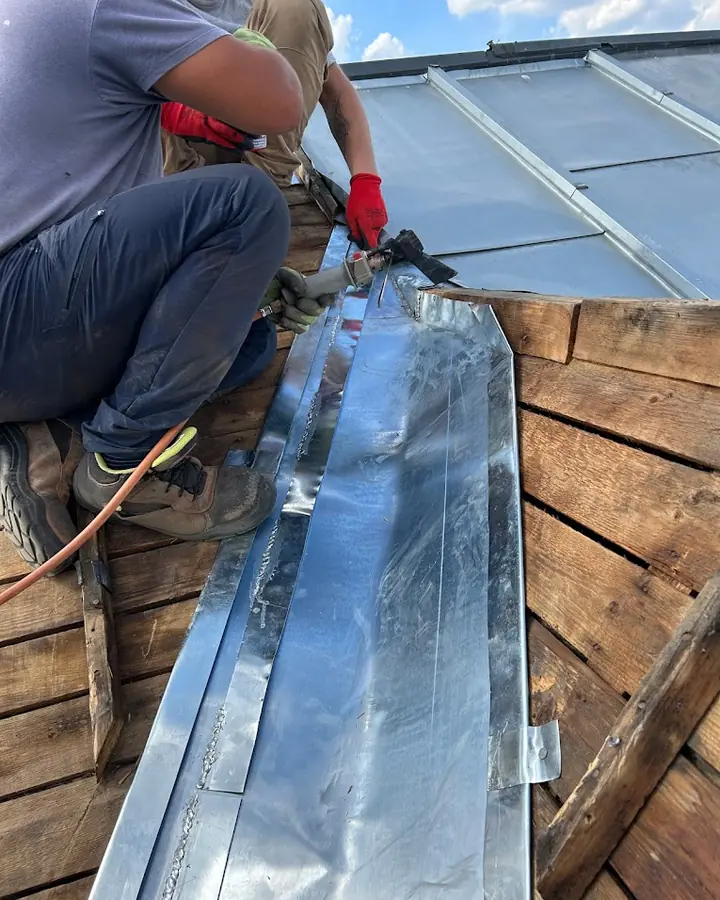 Façonnage d’une pièce de zinc sur chantier