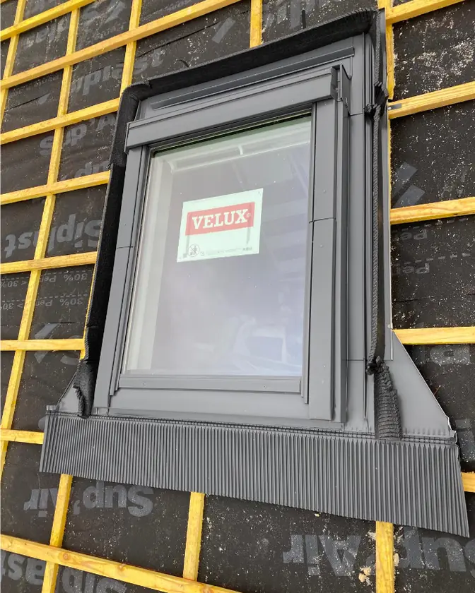 Installation et raccord d’une fenêtre de toit