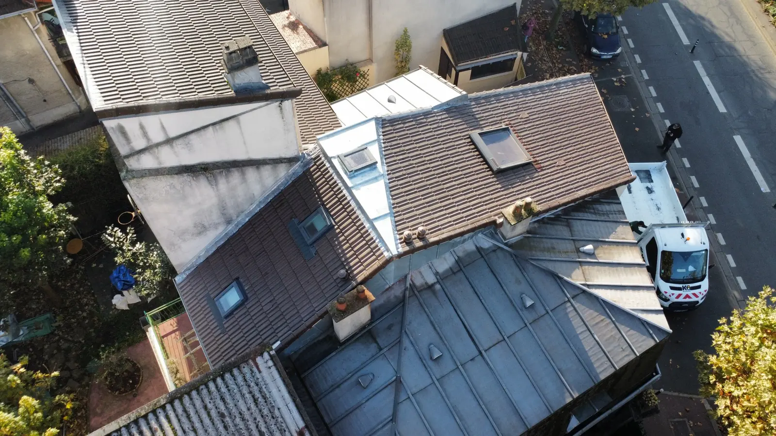 Vue aérienne de couvertures en tuiles et en zinc