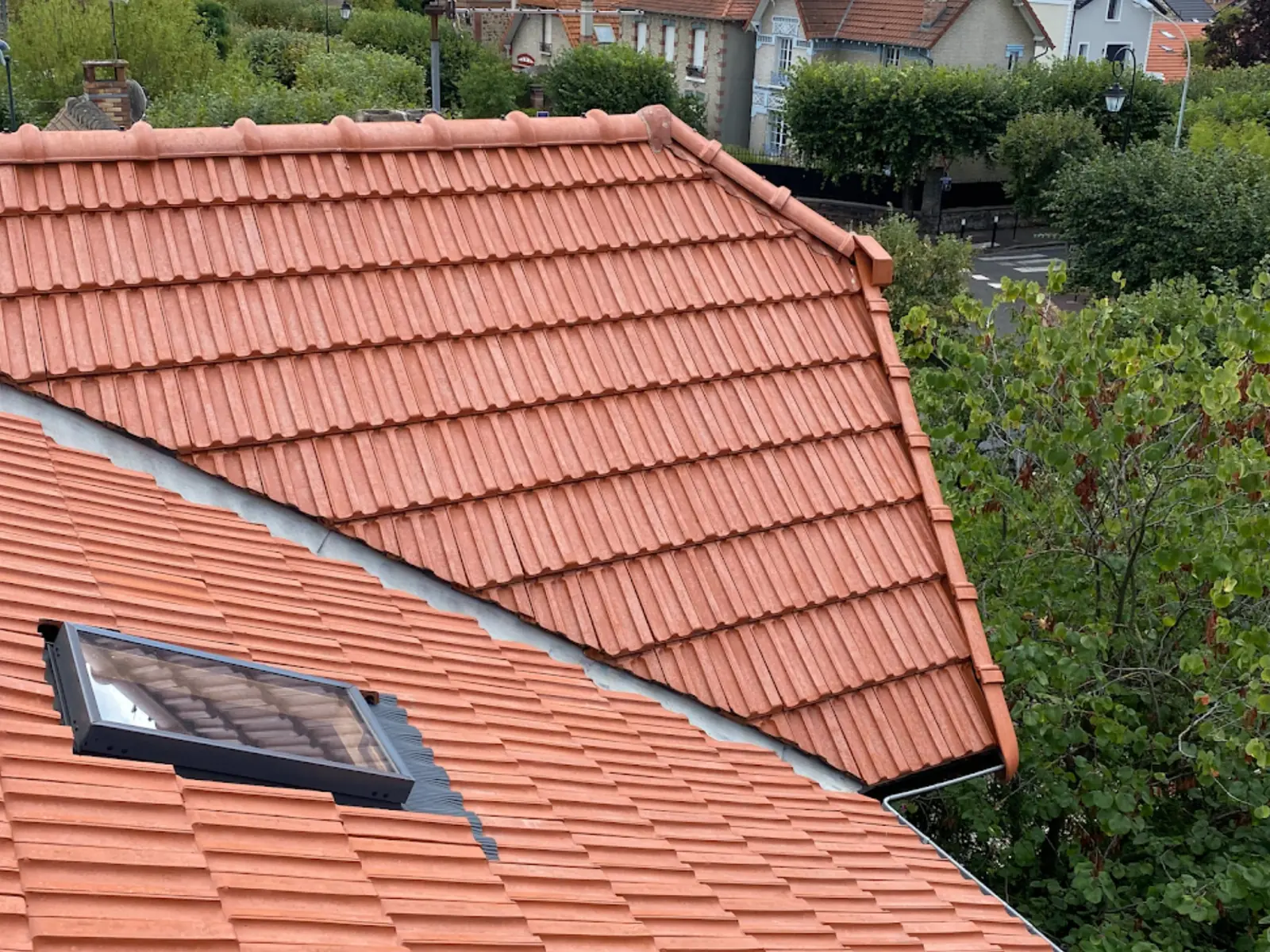 Faîtage, arêtier, noue et fenêtre de toit après intervention